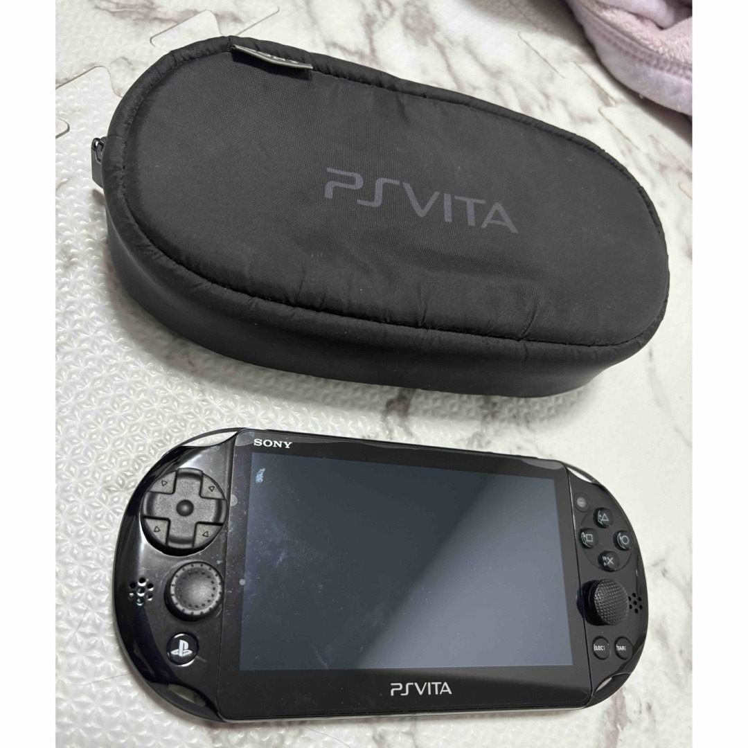 PlayStation Vita(プレイステーションヴィータ)のPlayStation Vita Black PCH-2000 エンタメ/ホビーのゲームソフト/ゲーム機本体(携帯用ゲーム機本体)の商品写真