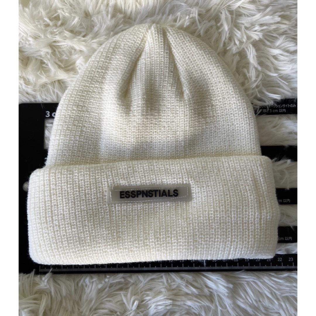 エッセンシャルズ‼️ニット帽　ビーニー　ホワイト レディースの帽子(ニット帽/ビーニー)の商品写真
