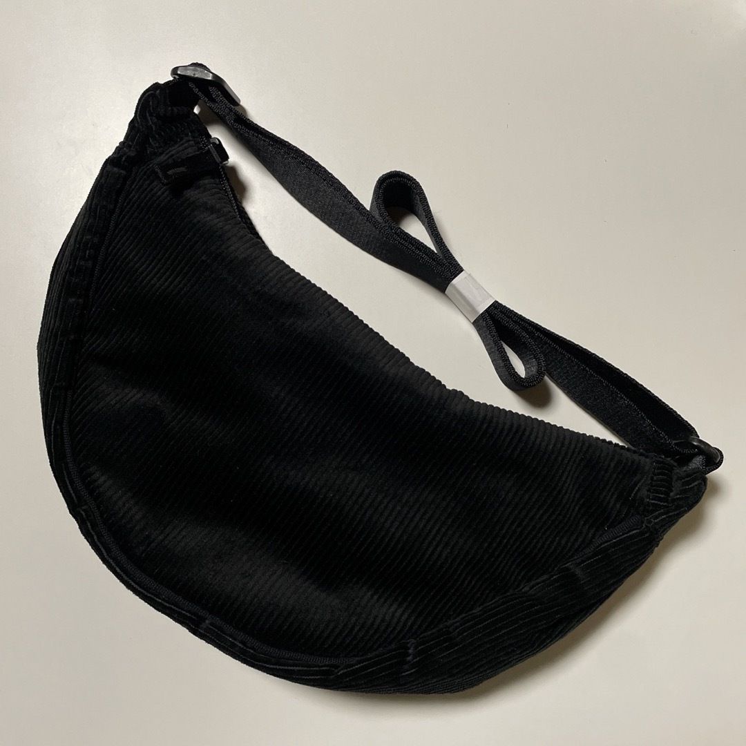 UNIQLO(ユニクロ)のユニクロ ユニセックス ラウンドミニショルダーバッグ コーデュロイ レディースのバッグ(ショルダーバッグ)の商品写真
