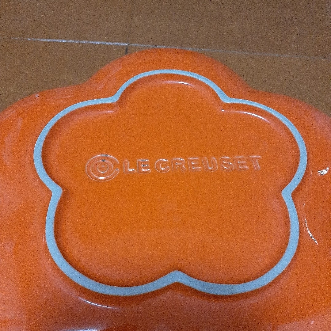 LE CREUSET(ルクルーゼ)のLE CREUSET　ル・クルーゼ　フラワーデッシュ　オレンジ系　2枚セット インテリア/住まい/日用品のキッチン/食器(食器)の商品写真