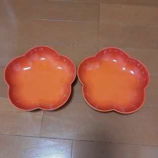 ルクルーゼ(LE CREUSET)のLE CREUSET　ル・クルーゼ　フラワーデッシュ　オレンジ系　2枚セット(食器)