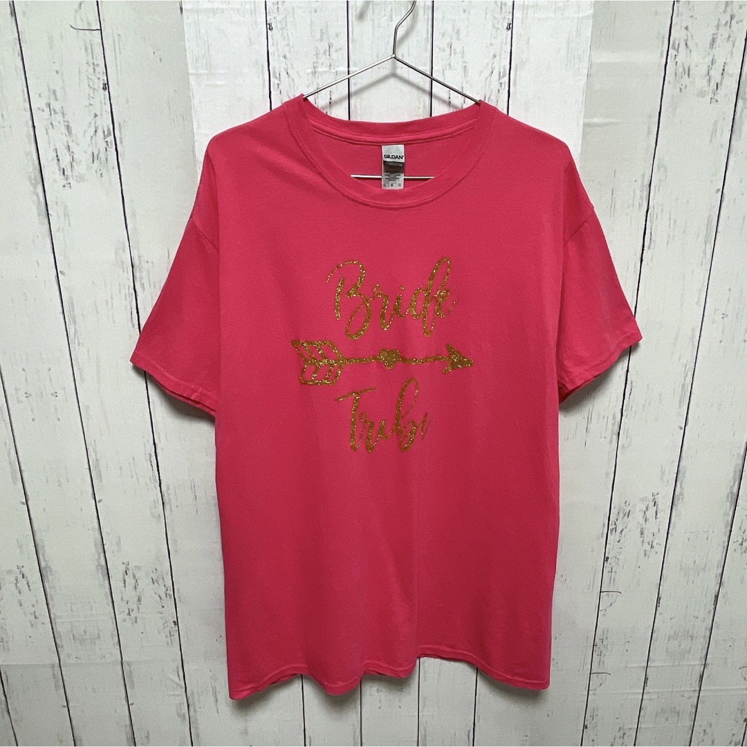 GILDAN(ギルタン)のUSA古着　GILDAN　Tシャツ　L　ピンク　ゴールド　プリント　クルーネック メンズのトップス(Tシャツ/カットソー(半袖/袖なし))の商品写真