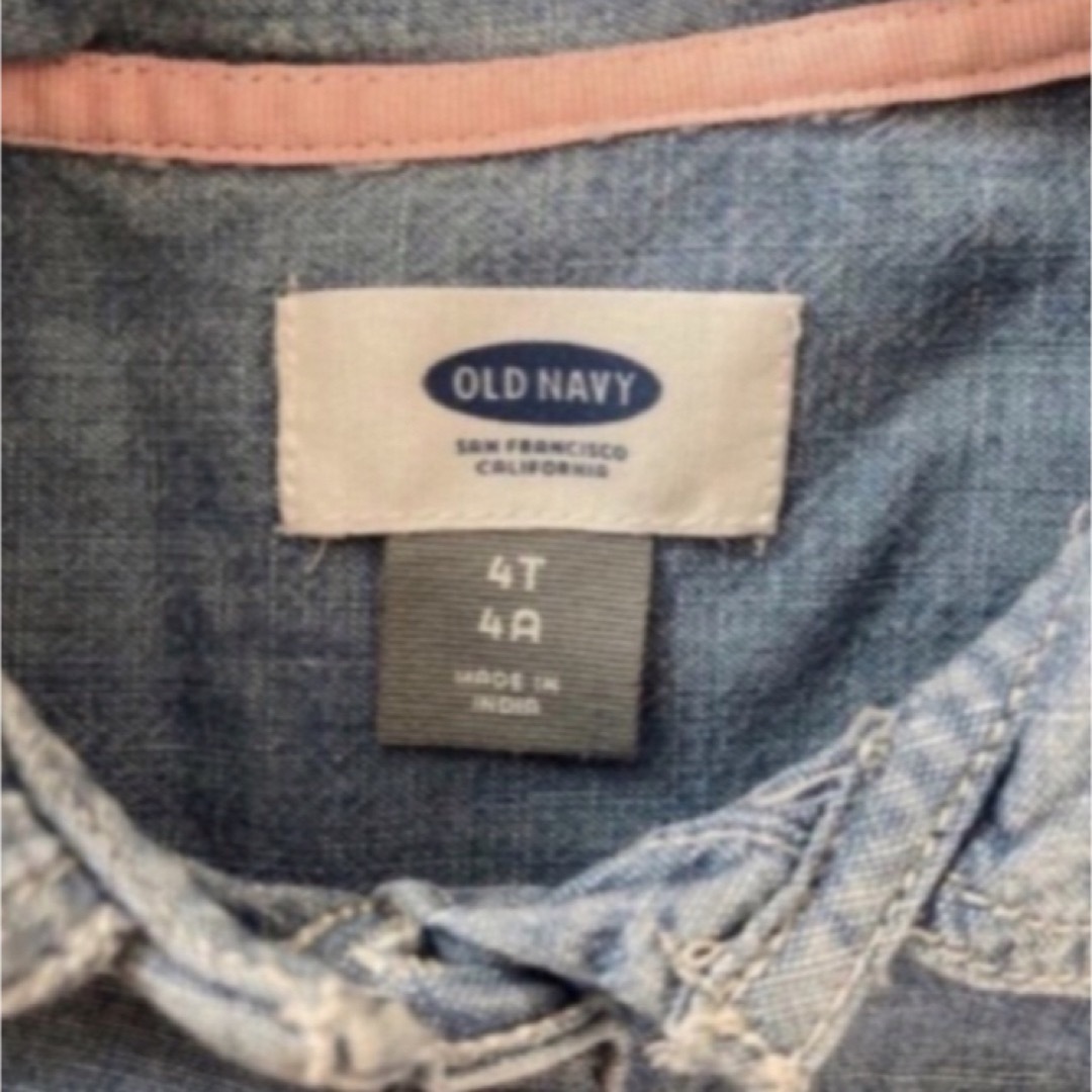 Old Navy(オールドネイビー)のオールドネイビー　デニムシャツ　4T キッズ/ベビー/マタニティのキッズ服女の子用(90cm~)(Tシャツ/カットソー)の商品写真