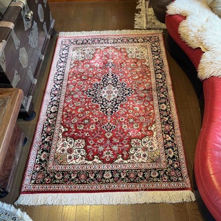 ペルシャ絨毯　　イラン産　　100%シルク絨毯、　リビングサイズ(ラグ)
