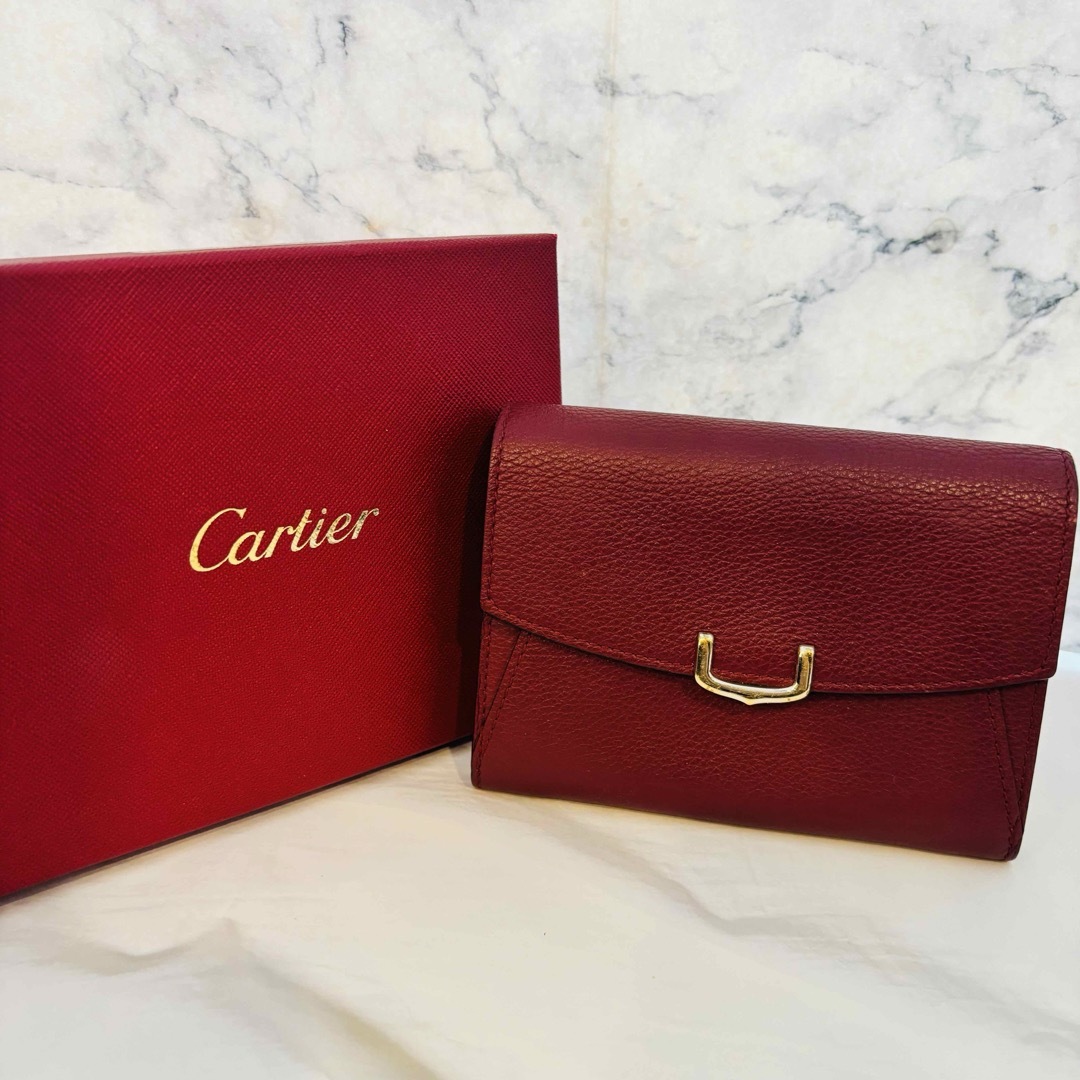 Cartier(カルティエ)の【美品】カルティエ C ドゥ カルティエ コンパクト ２つ折り財布　ボルドー メンズのファッション小物(折り財布)の商品写真