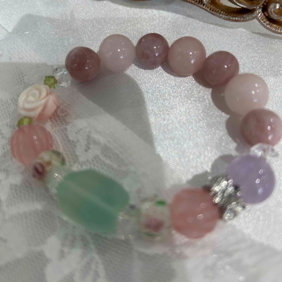 【SALE】 eve♡フローライト♡コンクシェル♡薔薇♡美♡魅力♡癒し♡ブレス✨ レディースのアクセサリー(ブレスレット/バングル)の商品写真