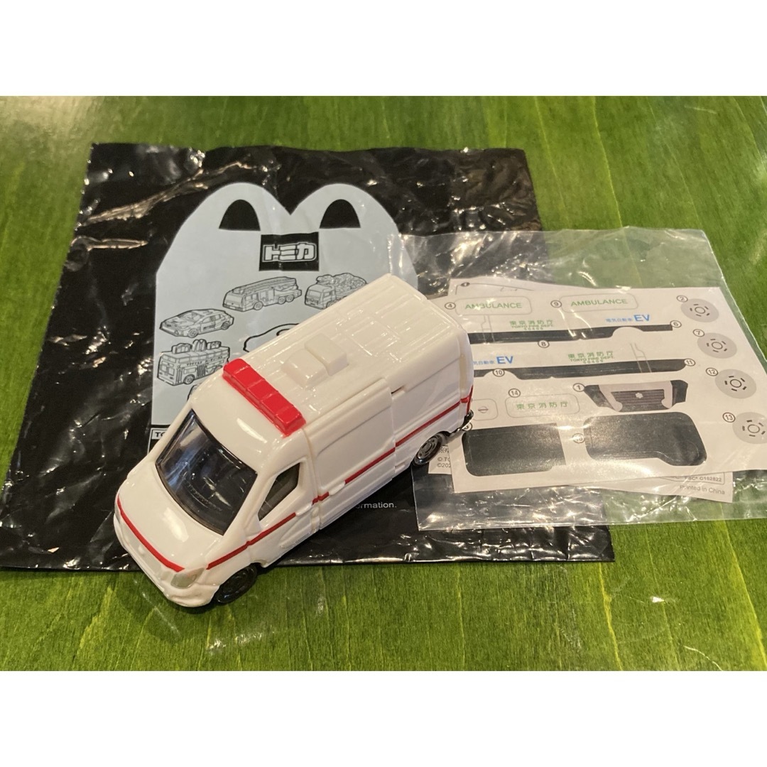 Takara Tomy(タカラトミー)のマクドナルド ハッピーセット「トミカ」日産 NV400 EV救急車 エンタメ/ホビーのおもちゃ/ぬいぐるみ(ミニカー)の商品写真