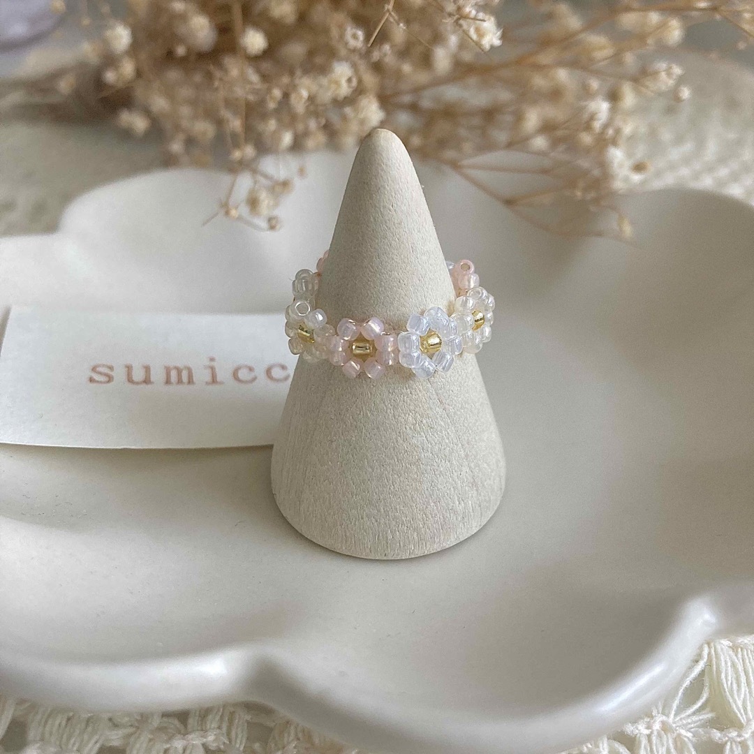 ビーズリング￤pink beige ♡ 小さめお花リング ハンドメイド 指輪 ハンドメイドのアクセサリー(リング)の商品写真