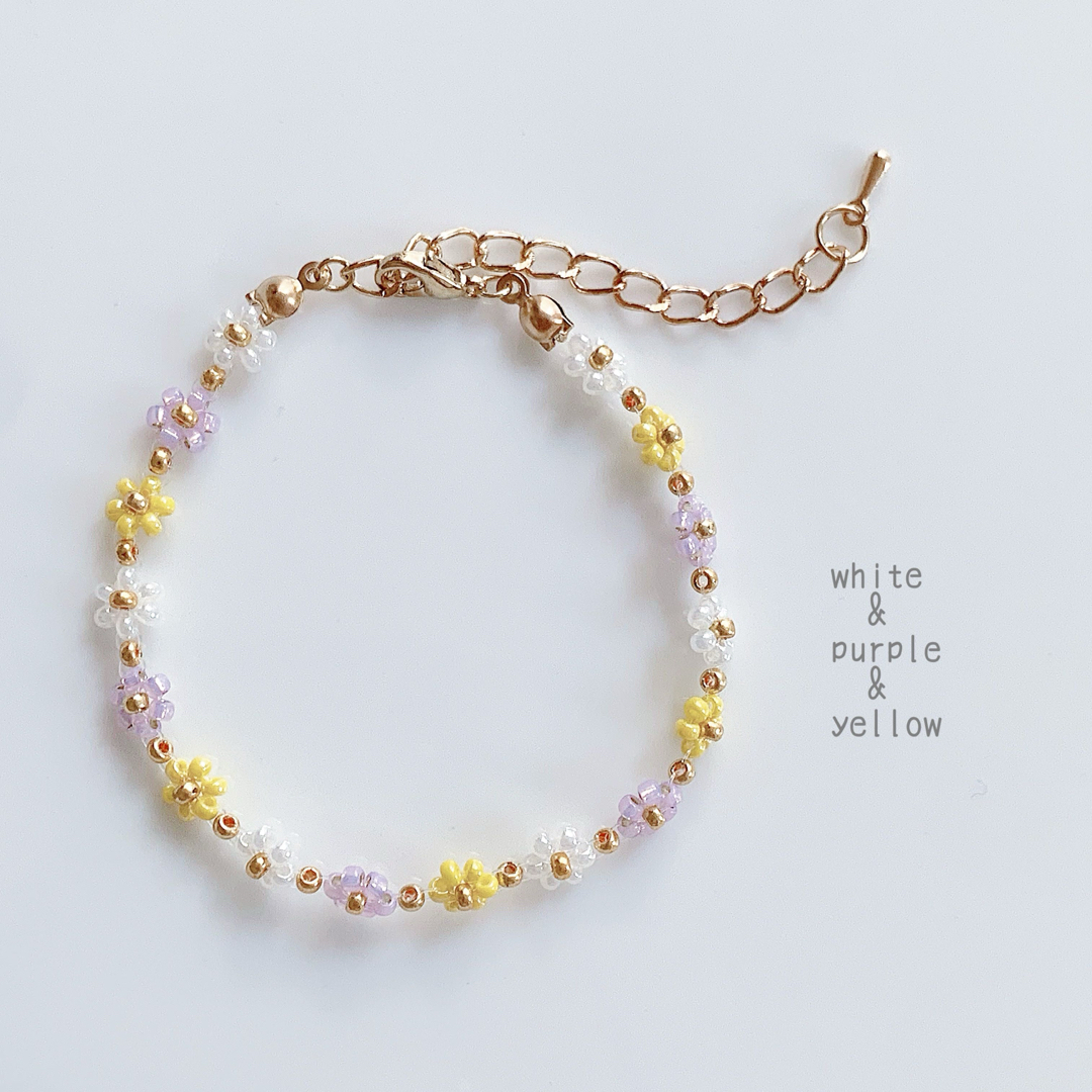 韓国ビーズ♡フラワーブレスレット＼White×Purple×yellow／ ハンドメイドのアクセサリー(ブレスレット/バングル)の商品写真