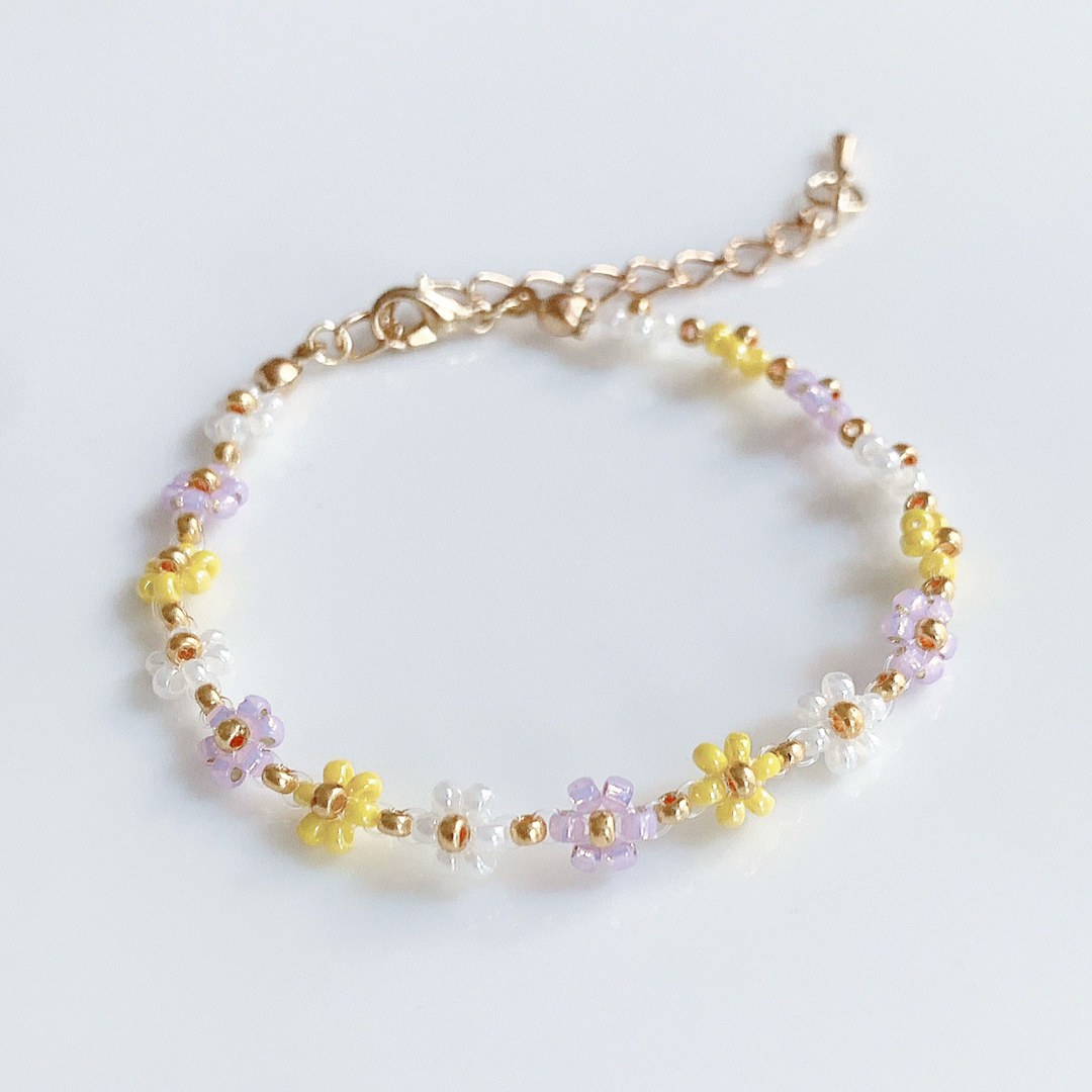 韓国ビーズ♡フラワーブレスレット＼White×Purple×yellow／ ハンドメイドのアクセサリー(ブレスレット/バングル)の商品写真