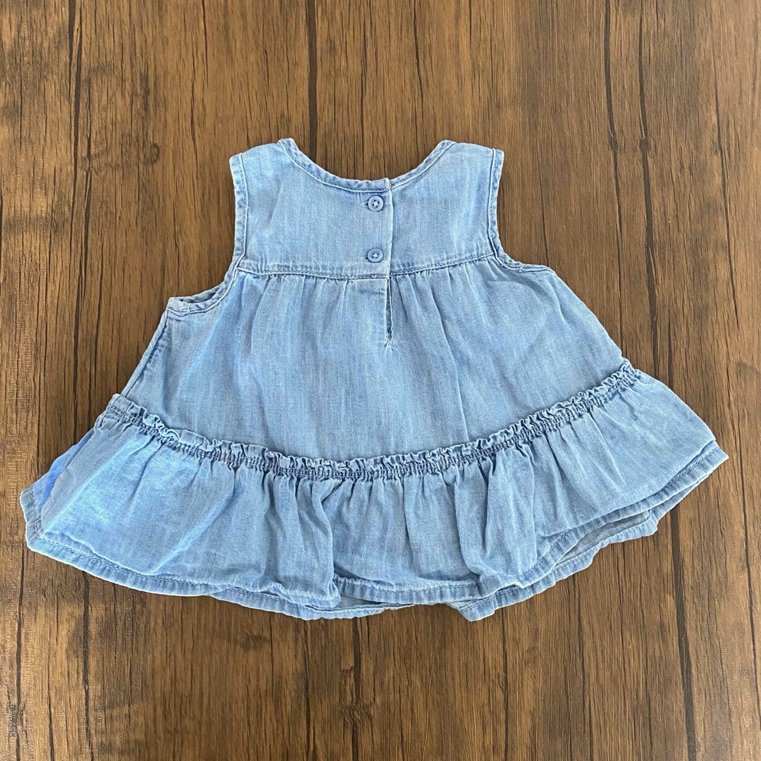 babyGAP(ベビーギャップ)のbabyGAP ベビーギャップ　デニム　タンクトップ　トップス　70 キッズ/ベビー/マタニティのベビー服(~85cm)(シャツ/カットソー)の商品写真