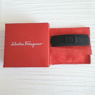 サルヴァトーレフェラガモ(Salvatore Ferragamo)の【美品】フェラガモ　バレッタ　ヴァラ　ブラック　保存袋　箱つき　レッド　赤色(バレッタ/ヘアクリップ)