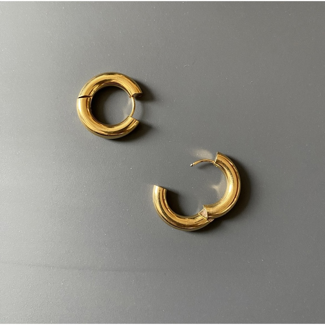 新品☆ フープピアス ステンレス ワンタッチ 22mm ゴールド 高級感 人気 レディースのアクセサリー(ピアス)の商品写真