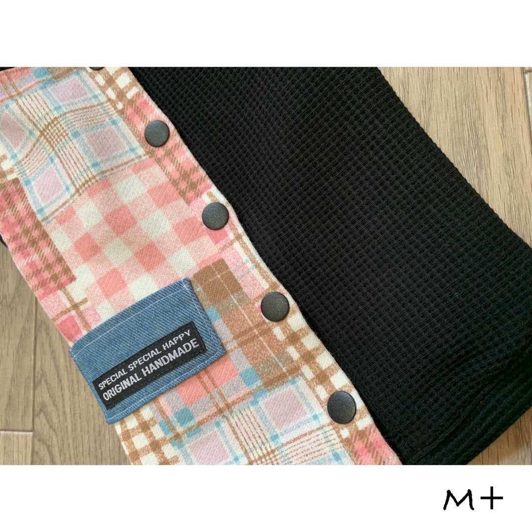 ハンドメイド犬服M+ピンクチェックブラック背中開きデザイン ハンドメイドのペット(ペット服/アクセサリー)の商品写真