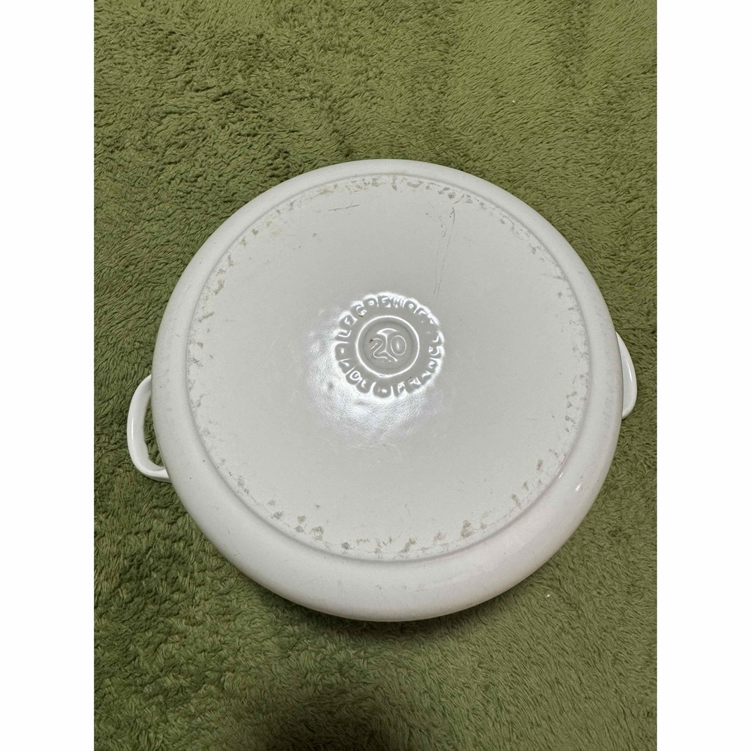 LE CREUSET(ルクルーゼ)のルクルーゼ ココットロンド 20cm ホワイト 両手鍋 インテリア/住まい/日用品のキッチン/食器(鍋/フライパン)の商品写真