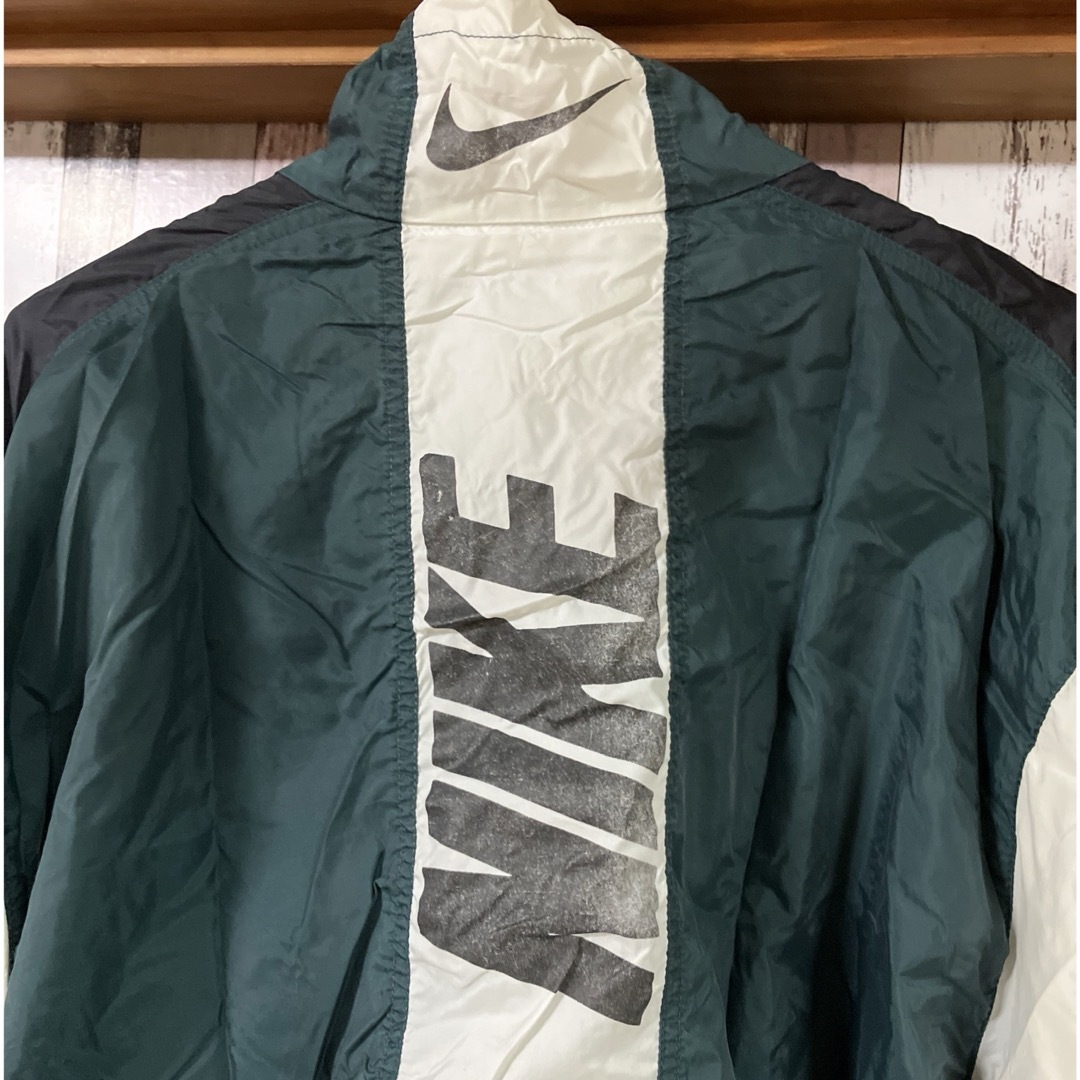 NIKE(ナイキ)のNIKE ナイロンジャケット　90' 白タグ　縦ロゴ　ヴィンテージ　レア メンズのジャケット/アウター(ナイロンジャケット)の商品写真