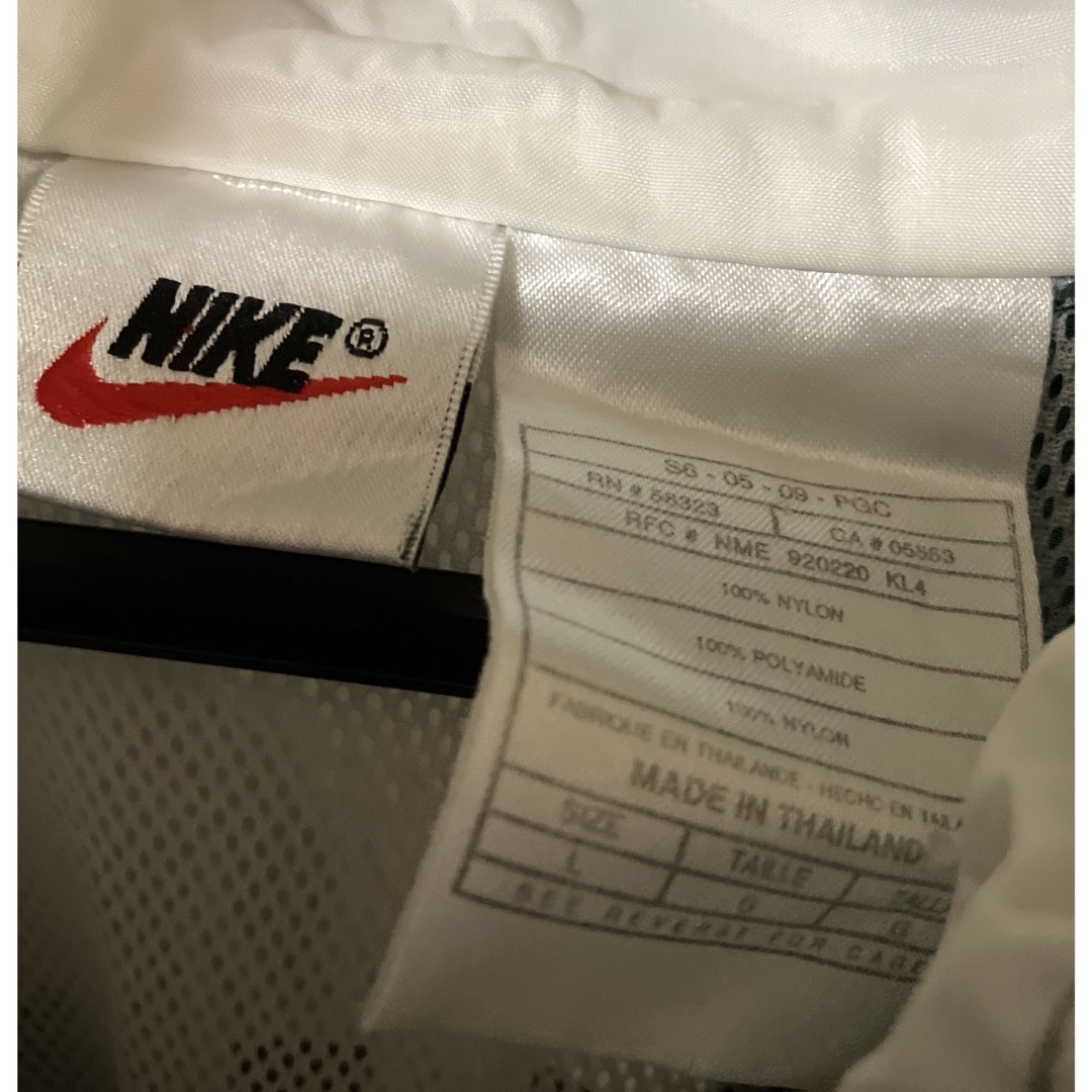 NIKE(ナイキ)のNIKE ナイロンジャケット　90' 白タグ　縦ロゴ　ヴィンテージ　レア メンズのジャケット/アウター(ナイロンジャケット)の商品写真