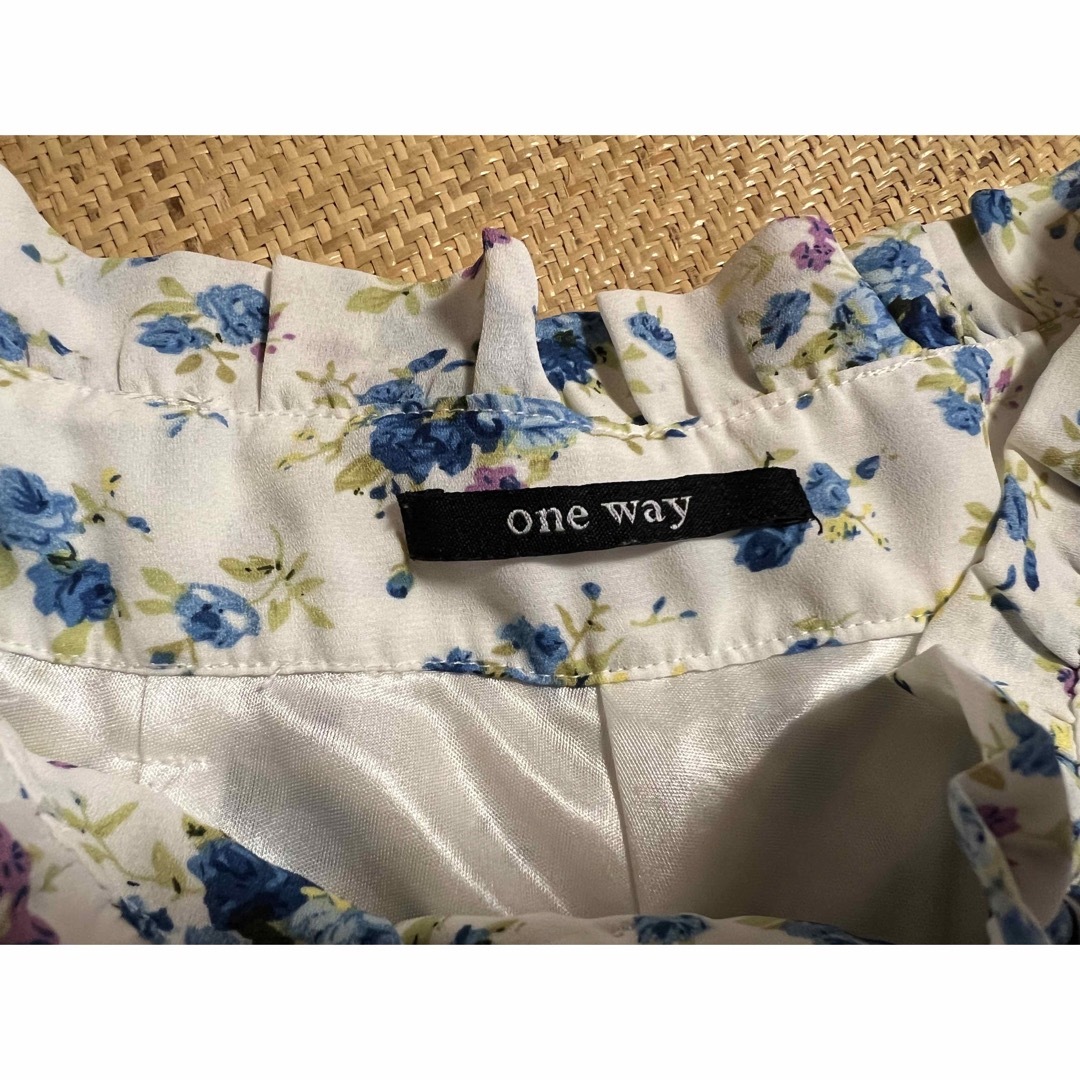 one*way(ワンウェイ)の♡美品♡ 白色　夏　青色薔薇柄　ショートパンツ ♡one way♡ レディースのパンツ(ショートパンツ)の商品写真