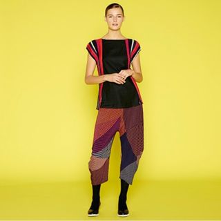 イッセイミヤケ(ISSEY MIYAKE)の★ 美品 2014年 イッセイミヤケ ★トリアセストレッチ 総柄 変形パンツ(その他)