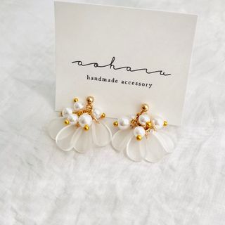 ウェディング パールと花びら タッセル ピアス/イヤリング(ピアス)