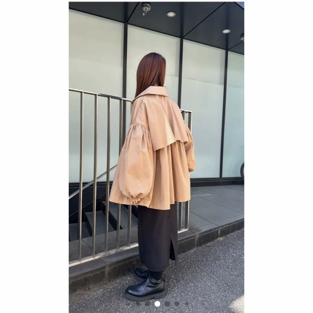 YOIHI フリルギャザーステンカラーコート　ベージュ レディースのジャケット/アウター(トレンチコート)の商品写真