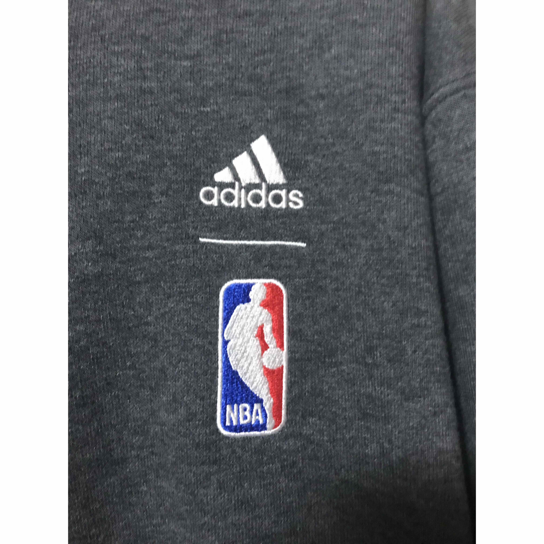 adidas(アディダス)のオーバーサイズ！adidas NBAロゴ刺繍パーカー ダークグレー メンズのトップス(パーカー)の商品写真