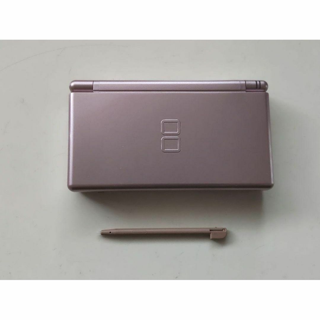 ニンテンドーDS(ニンテンドーDS)の訳あり【中古・美品】ニンテンドーDS Lite Metallic Rose 本体 エンタメ/ホビーのゲームソフト/ゲーム機本体(携帯用ゲーム機本体)の商品写真