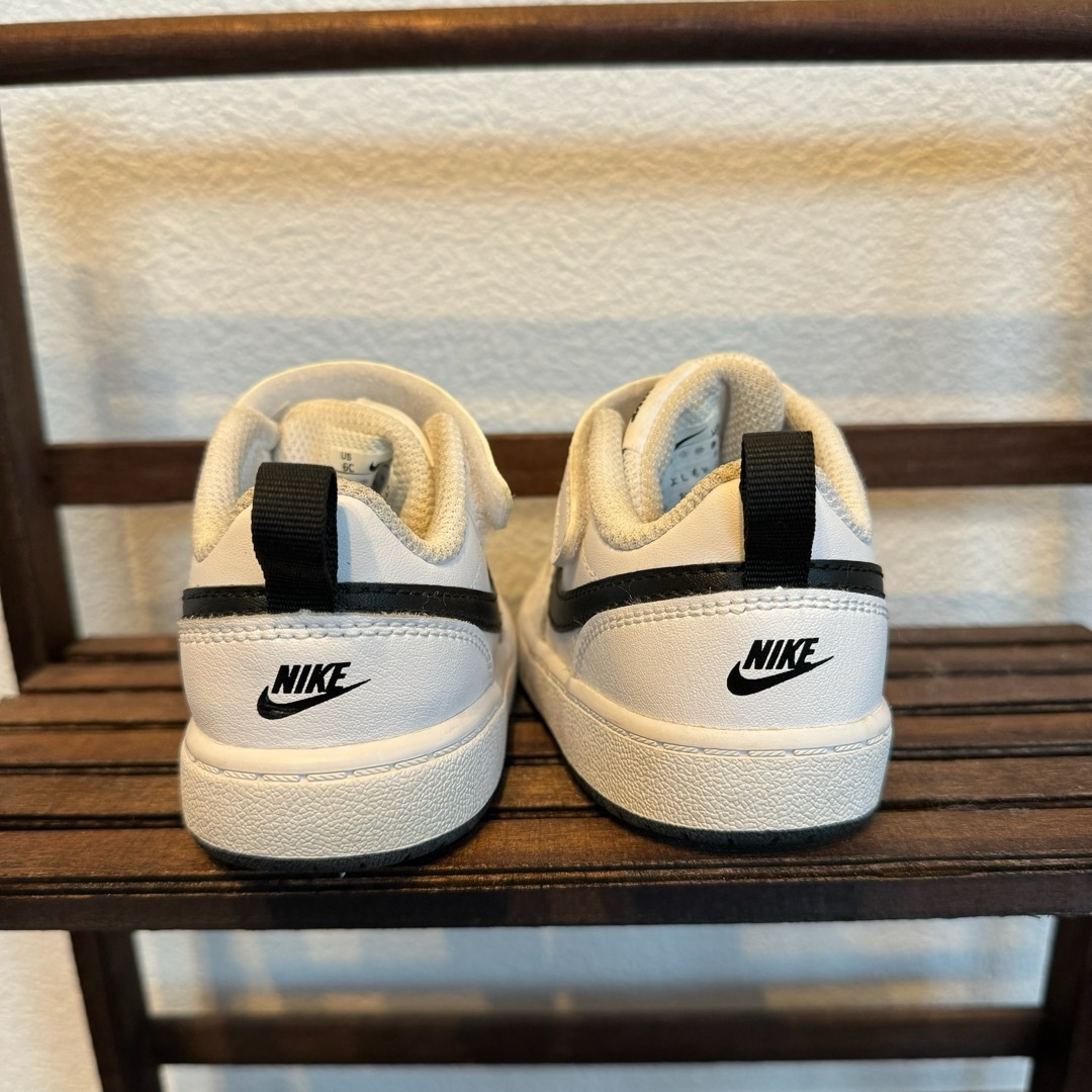 NIKE(ナイキ)の美品NIKEナイキベビースニーカー12cm ホワイトブラック保育園　靴　キッズ キッズ/ベビー/マタニティのベビー靴/シューズ(~14cm)(スニーカー)の商品写真