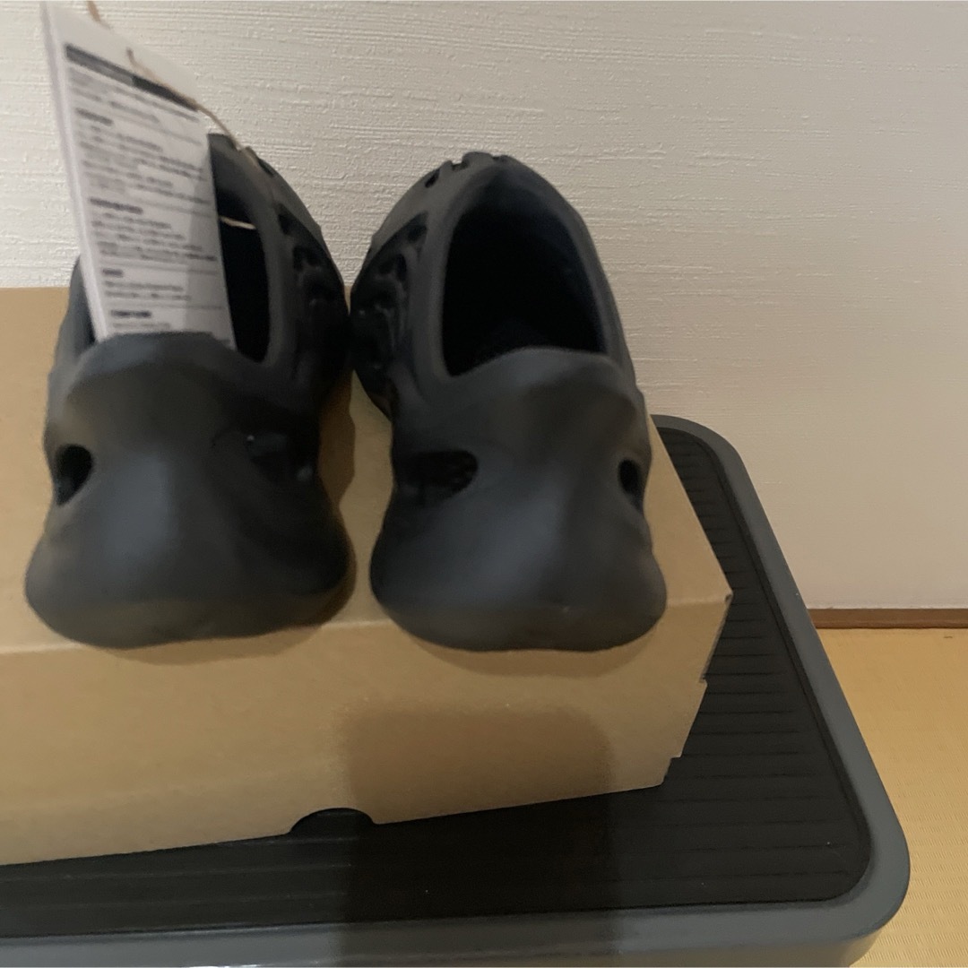 YEEZY（adidas）(イージー)のadidas YEEZY Foam Runner Onyx アディダス　イージー キッズ/ベビー/マタニティのキッズ靴/シューズ(15cm~)(サンダル)の商品写真