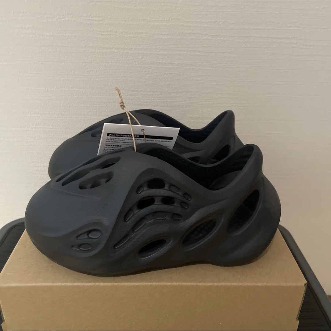 YEEZY（adidas）(イージー)のadidas YEEZY Foam Runner Onyx アディダス　イージー キッズ/ベビー/マタニティのキッズ靴/シューズ(15cm~)(サンダル)の商品写真