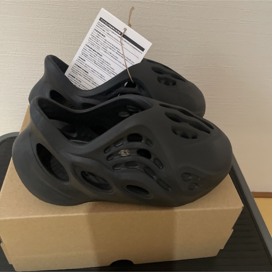 YEEZY（adidas）(イージー)のadidas YEEZY Foam Runner Onyx アディダス　イージー キッズ/ベビー/マタニティのキッズ靴/シューズ(15cm~)(サンダル)の商品写真