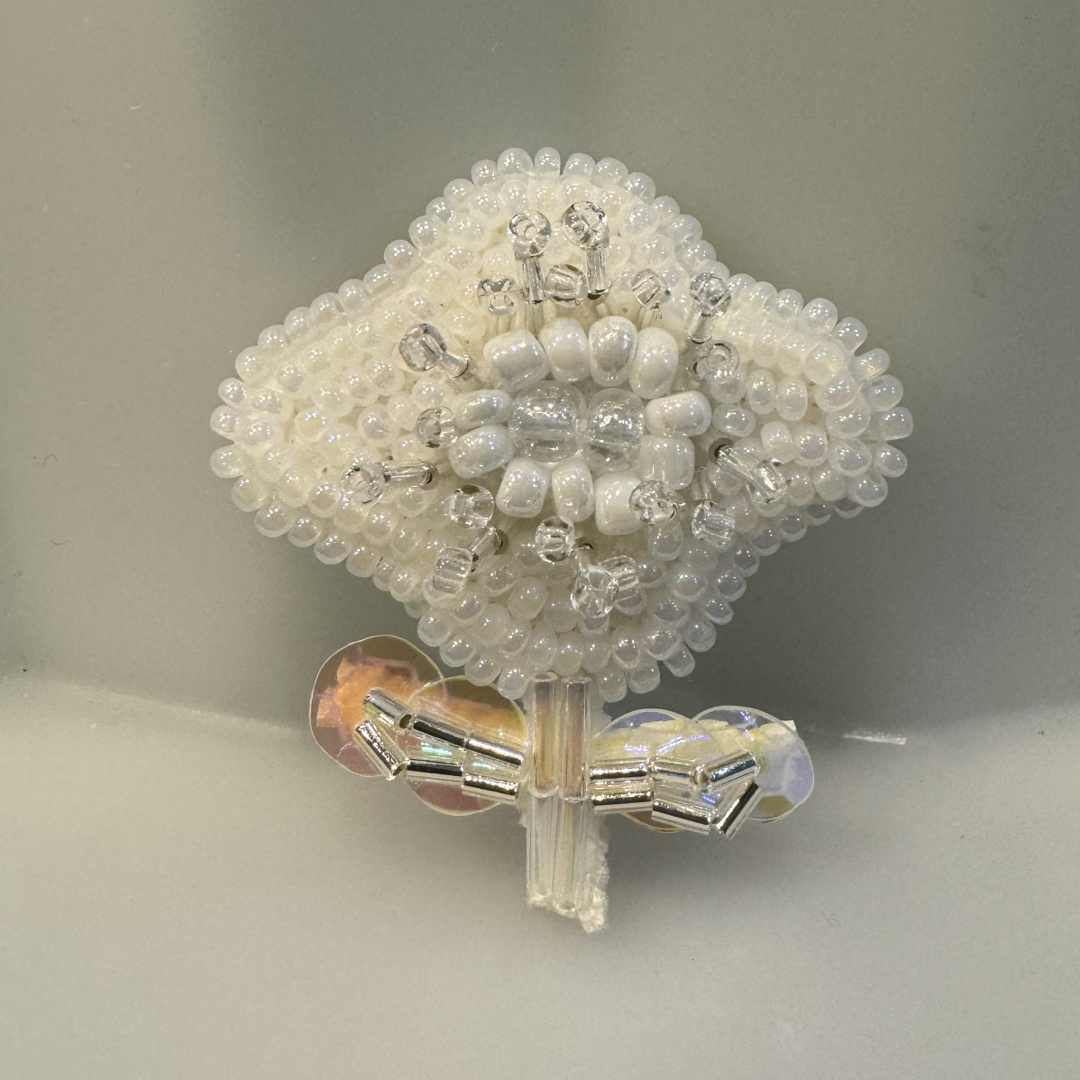アネモネ　マリメッコ風　ブローチ　ハンドメイド　ビーズ刺繍 ハンドメイドのアクセサリー(コサージュ/ブローチ)の商品写真