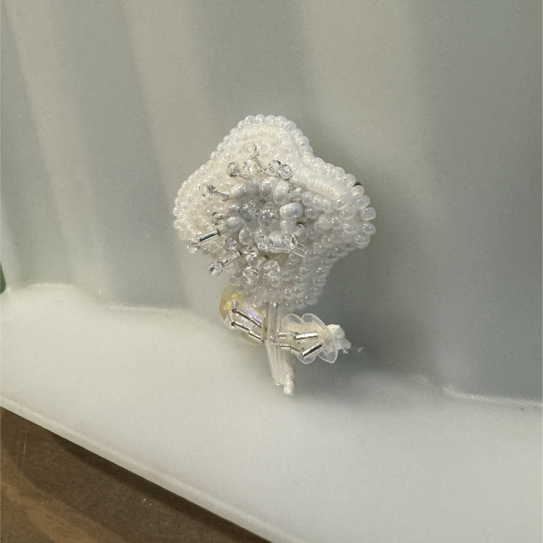 アネモネ　マリメッコ風　ブローチ　ハンドメイド　ビーズ刺繍 ハンドメイドのアクセサリー(コサージュ/ブローチ)の商品写真