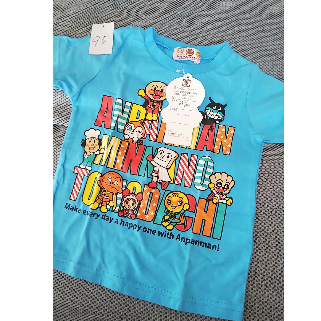 アンパンマン(アンパンマン)のアンパンマン新品未使用タグ付きキャラクター×ロゴＴシャツ水色95 キッズ/ベビー/マタニティのキッズ服男の子用(90cm~)(Tシャツ/カットソー)の商品写真