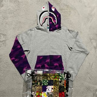 アベイシングエイプ(A BATHING APE)のAPE BAPE KAWS 20周年　PURPLE CAMO シャークパーカー(パーカー)