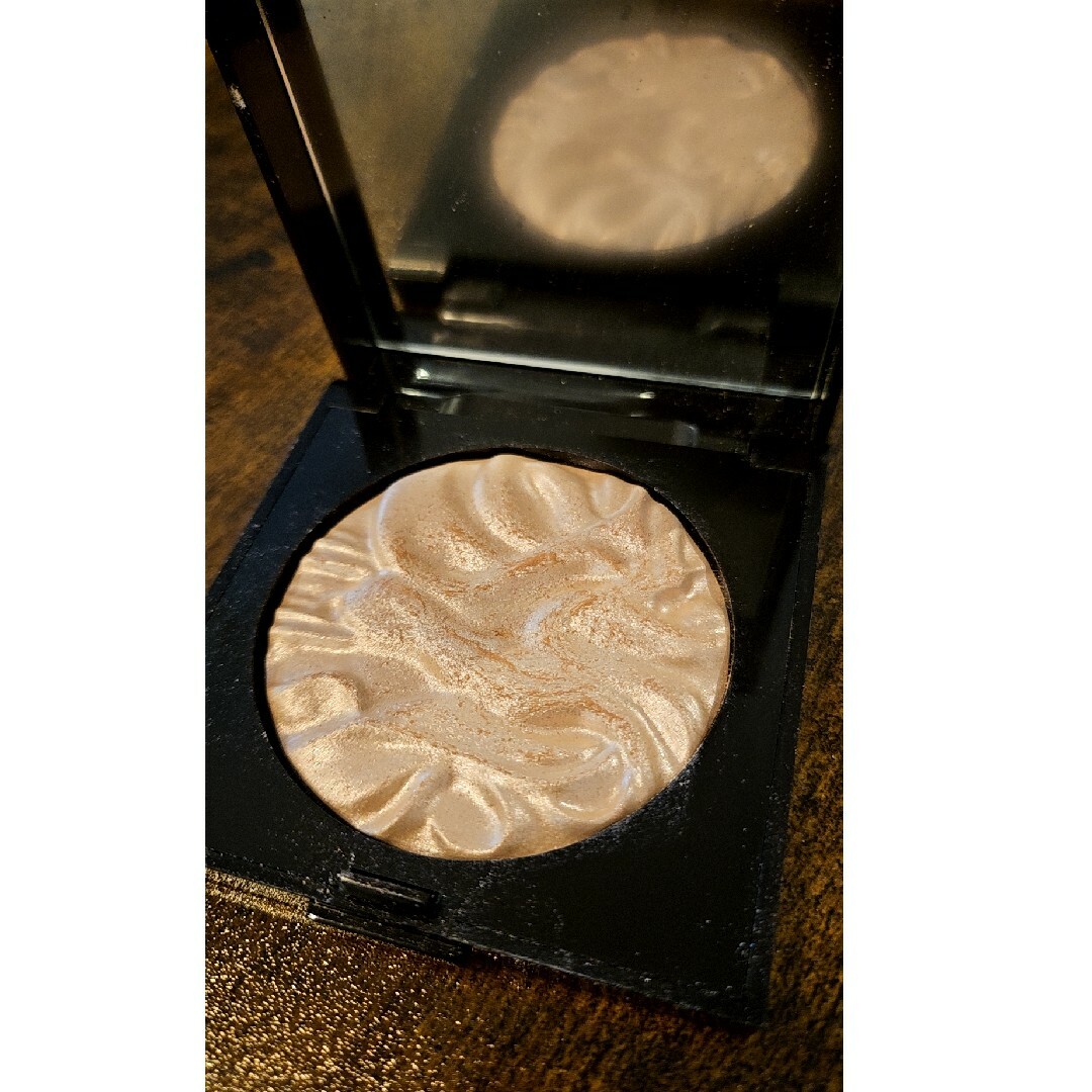 laura mercier(ローラメルシエ)のローラメルシエ　フェイスイルミネーター　04 コスメ/美容のベースメイク/化粧品(フェイスカラー)の商品写真