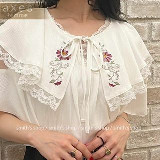 アクシーズファム(axes femme)のaxes femme 刺繍入ケープブラウス(シャツ/ブラウス(半袖/袖なし))