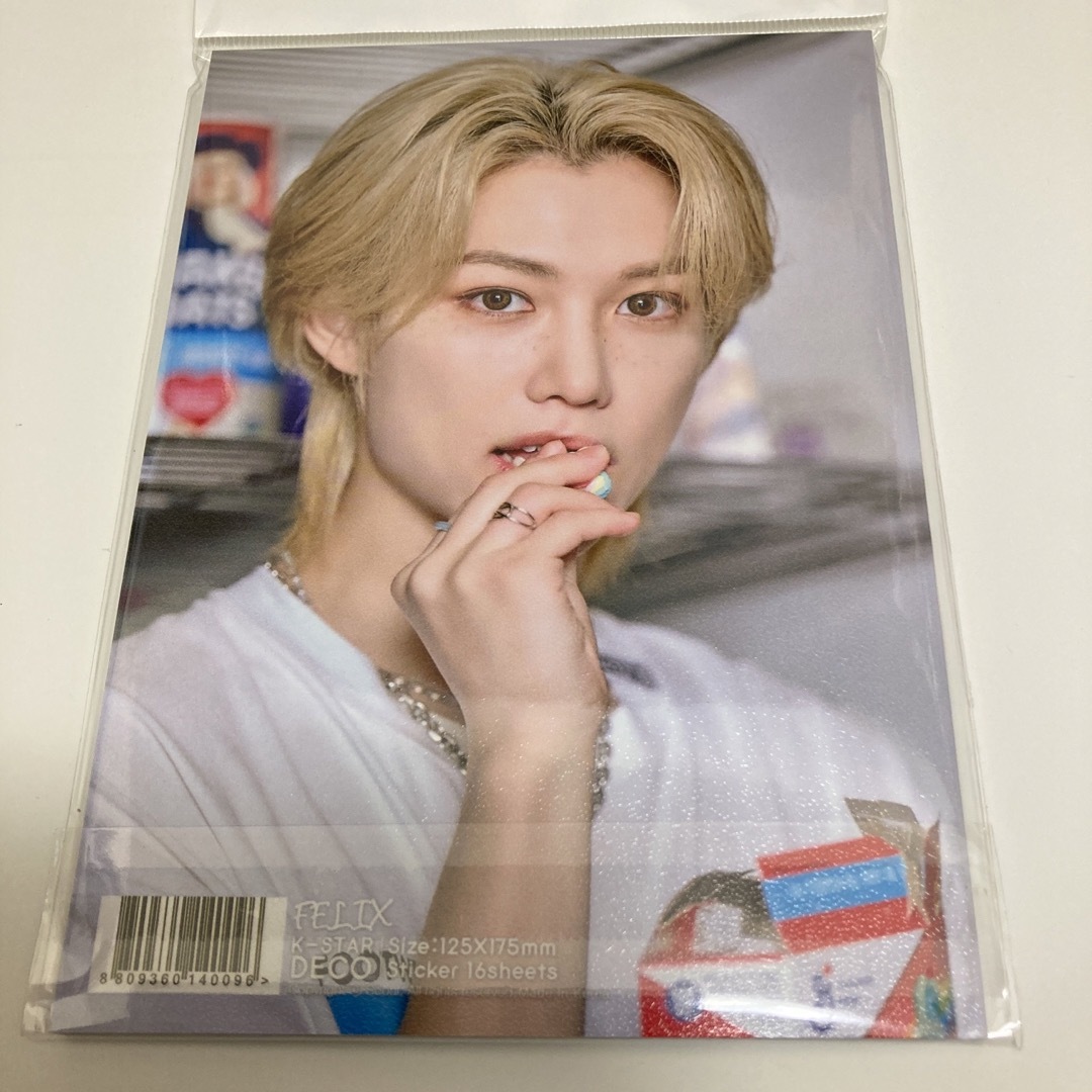 Stray Kids(ストレイキッズ)のstraykids Felix シール16シート入り エンタメ/ホビーのCD(K-POP/アジア)の商品写真