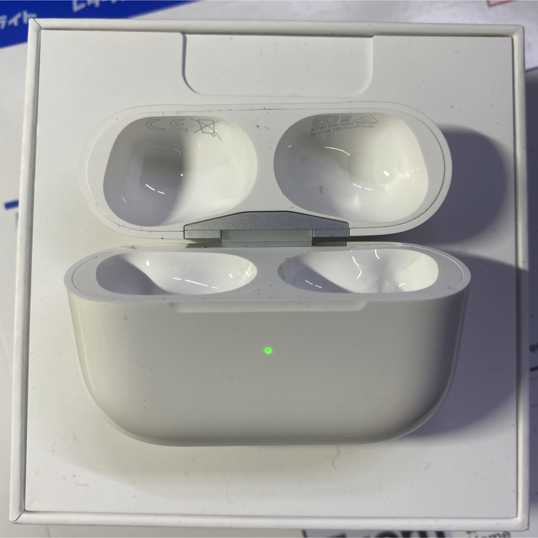 Apple(アップル)のApple AirPods  Pro 第1世代　充電ケース スマホ/家電/カメラのオーディオ機器(ヘッドフォン/イヤフォン)の商品写真