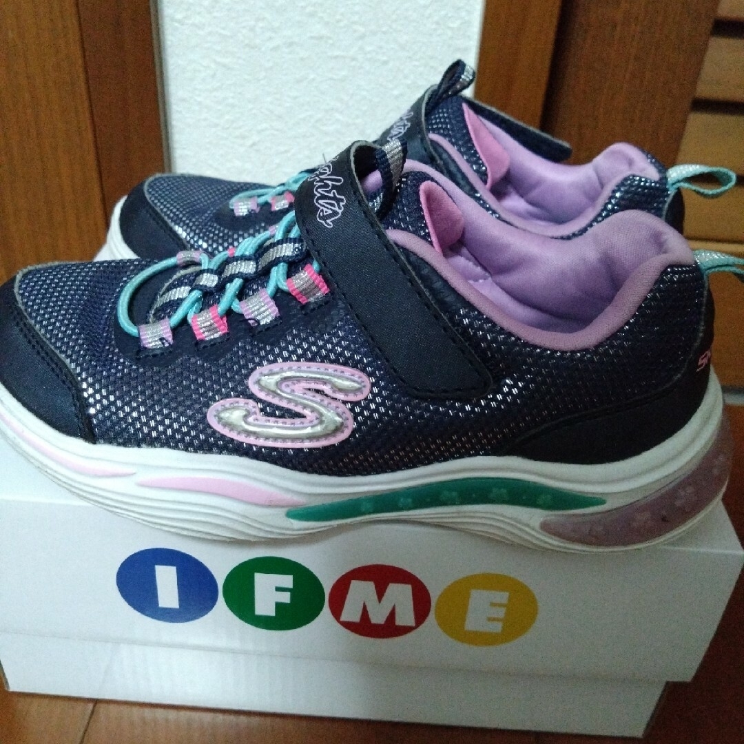 SKECHERS(スケッチャーズ)のスケッチャーズ　女の子　18cm　光る靴 キッズ/ベビー/マタニティのキッズ靴/シューズ(15cm~)(スニーカー)の商品写真