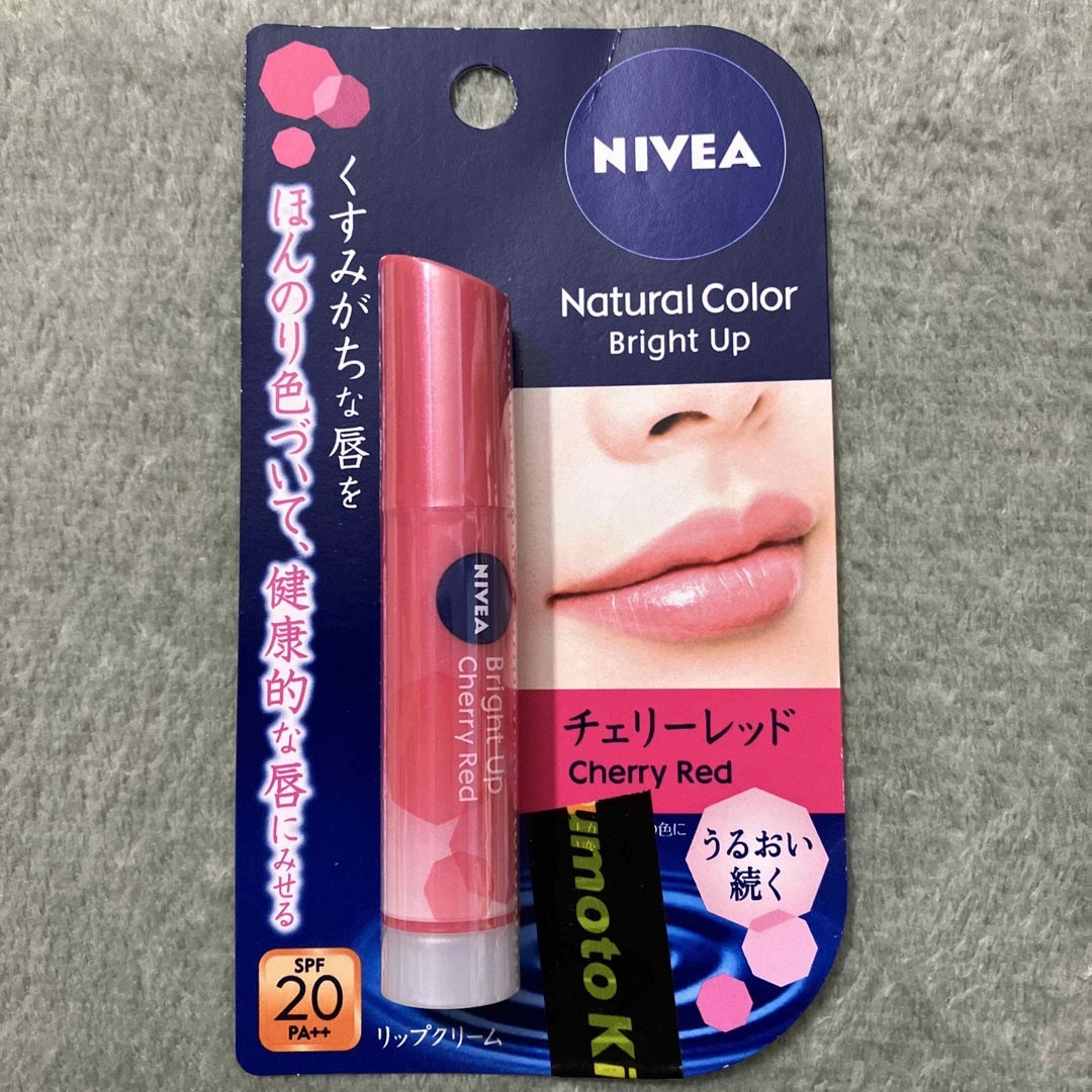 ニベア モイストピュアカラーリップ チェリーレッド 3.5g コスメ/美容のスキンケア/基礎化粧品(リップケア/リップクリーム)の商品写真