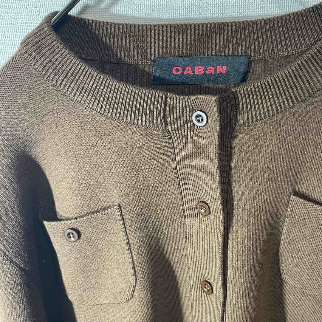 GABAN(ギャバン)の新品　CABaN コットンカシミヤクルーネックカーディガン　ブラウン　即日発送 レディースのトップス(カーディガン)の商品写真