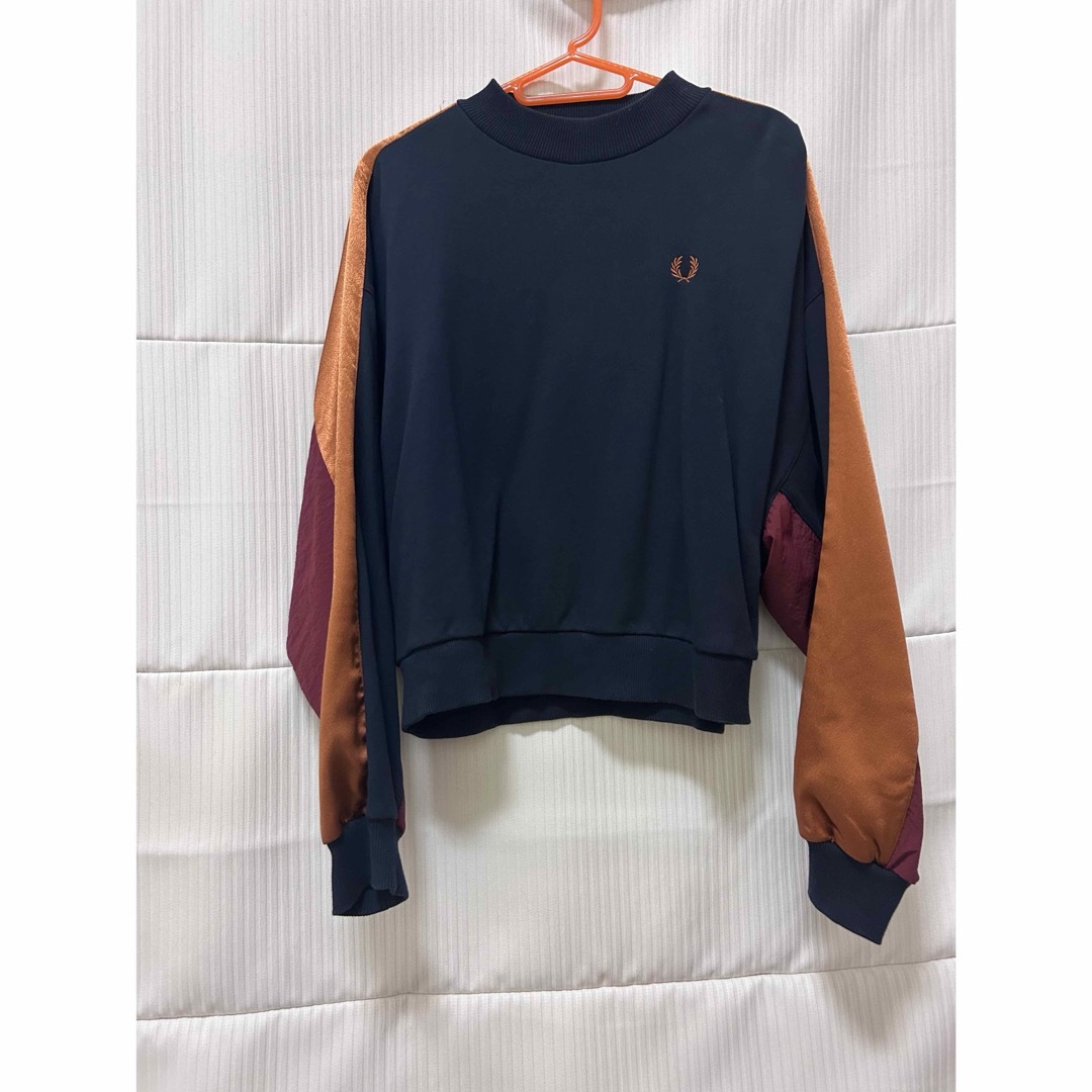 FRED PERRY(フレッドペリー)の【FRED PERRY】ジャージ風トレーナー※再入荷されていない商品です‼️ レディースのトップス(トレーナー/スウェット)の商品写真