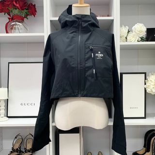 フェンディ(FENDI)の8150 フェンディ ロゴ ショートブルゾン アウター フードジャケット(ブルゾン)