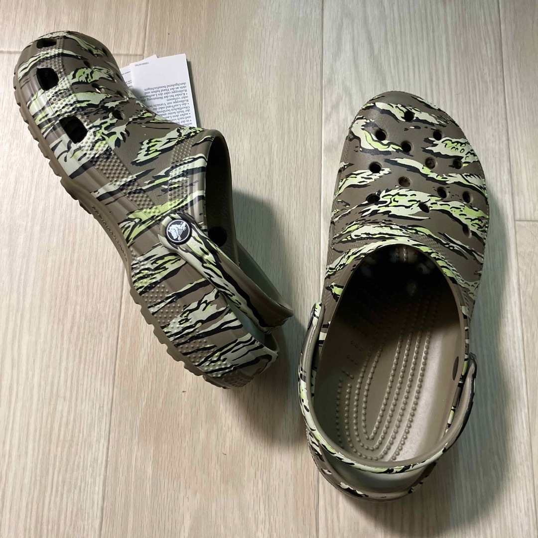 crocs(クロックス)の新品 26㎝ クロックス クラシック プリンテッド カモ クロッグ メンズの靴/シューズ(サンダル)の商品写真