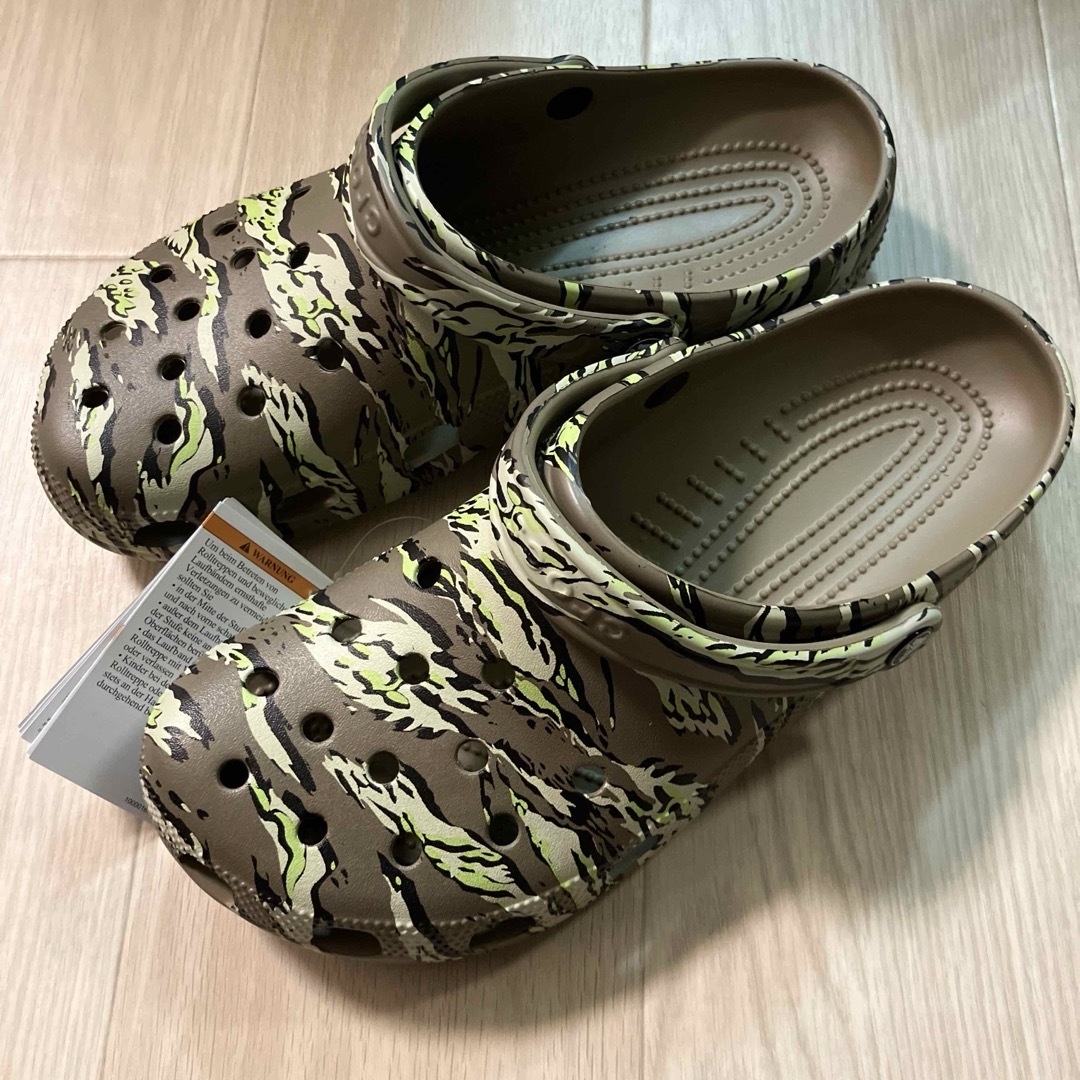 crocs(クロックス)の新品 26㎝ クロックス クラシック プリンテッド カモ クロッグ メンズの靴/シューズ(サンダル)の商品写真