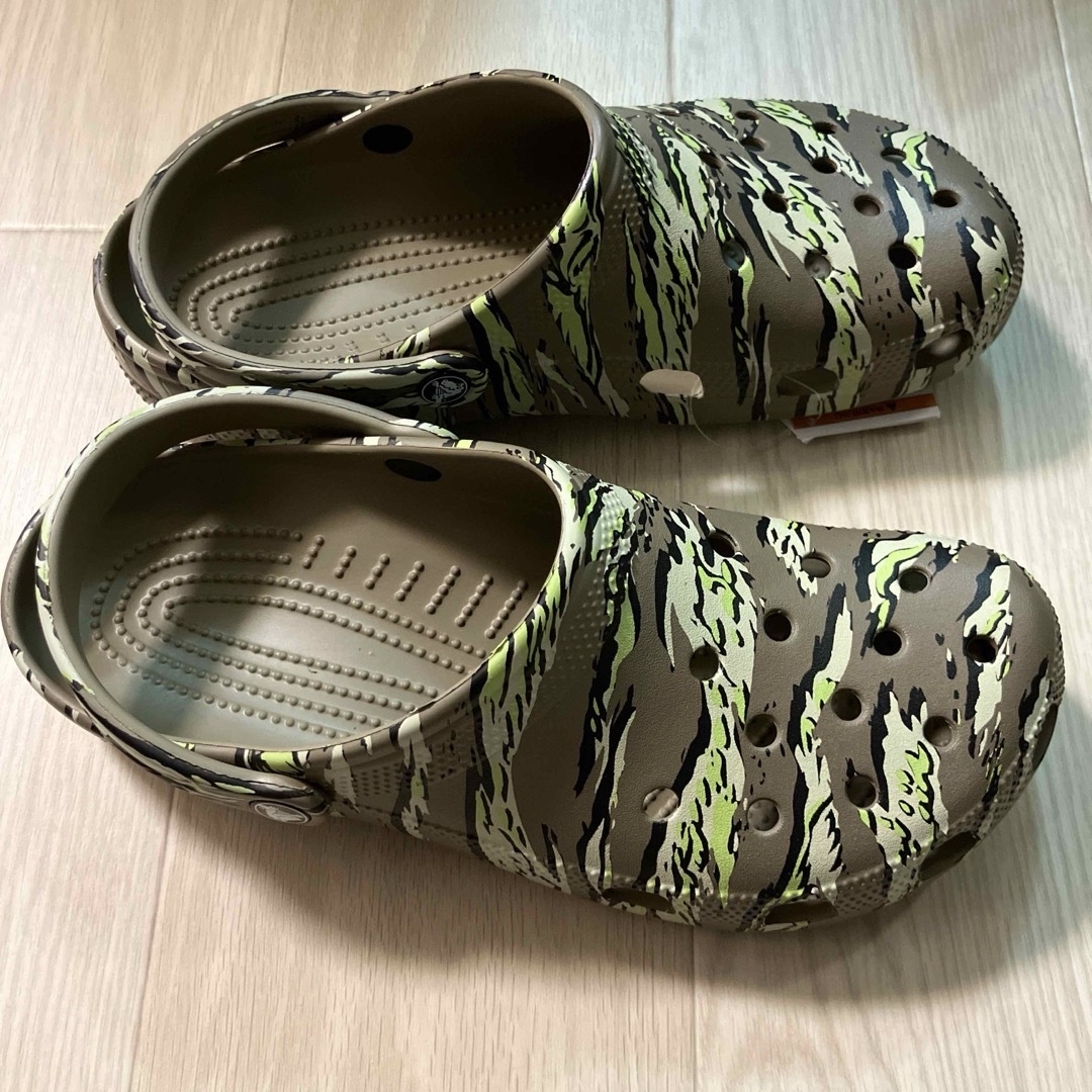 crocs(クロックス)の新品 26㎝ クロックス クラシック プリンテッド カモ クロッグ メンズの靴/シューズ(サンダル)の商品写真