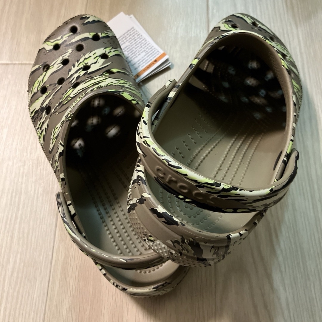 crocs(クロックス)の新品 26㎝ クロックス クラシック プリンテッド カモ クロッグ メンズの靴/シューズ(サンダル)の商品写真