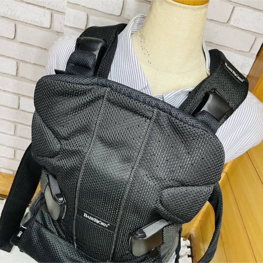 BABYBJORN(ベビービョルン)の使用6ヶ月 美品 ベビービョルン ONE＋ Air ブラック 抱っこ紐 送料込み キッズ/ベビー/マタニティの外出/移動用品(抱っこひも/おんぶひも)の商品写真