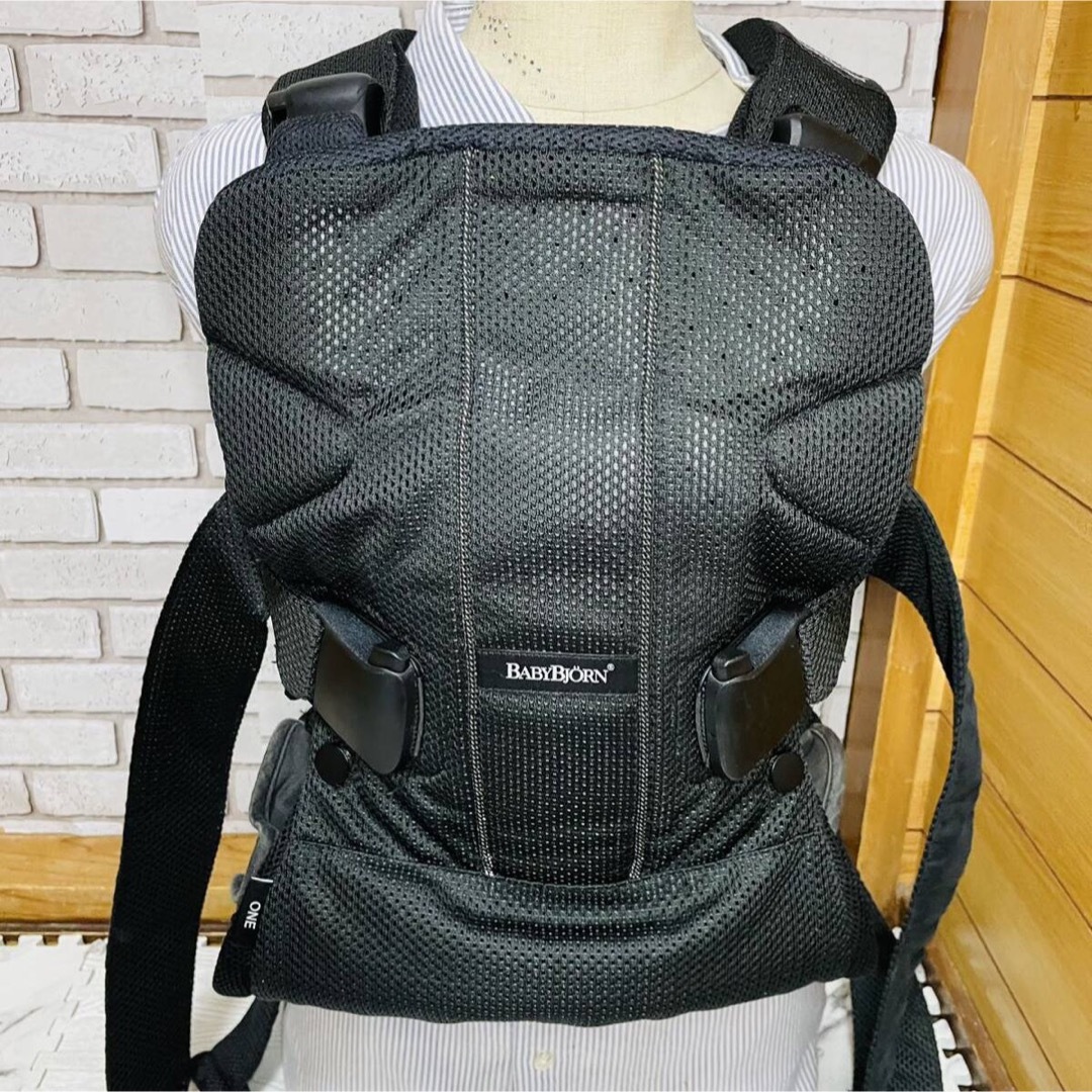 BABYBJORN(ベビービョルン)の使用6ヶ月 美品 ベビービョルン ONE＋ Air ブラック 抱っこ紐 送料込み キッズ/ベビー/マタニティの外出/移動用品(抱っこひも/おんぶひも)の商品写真